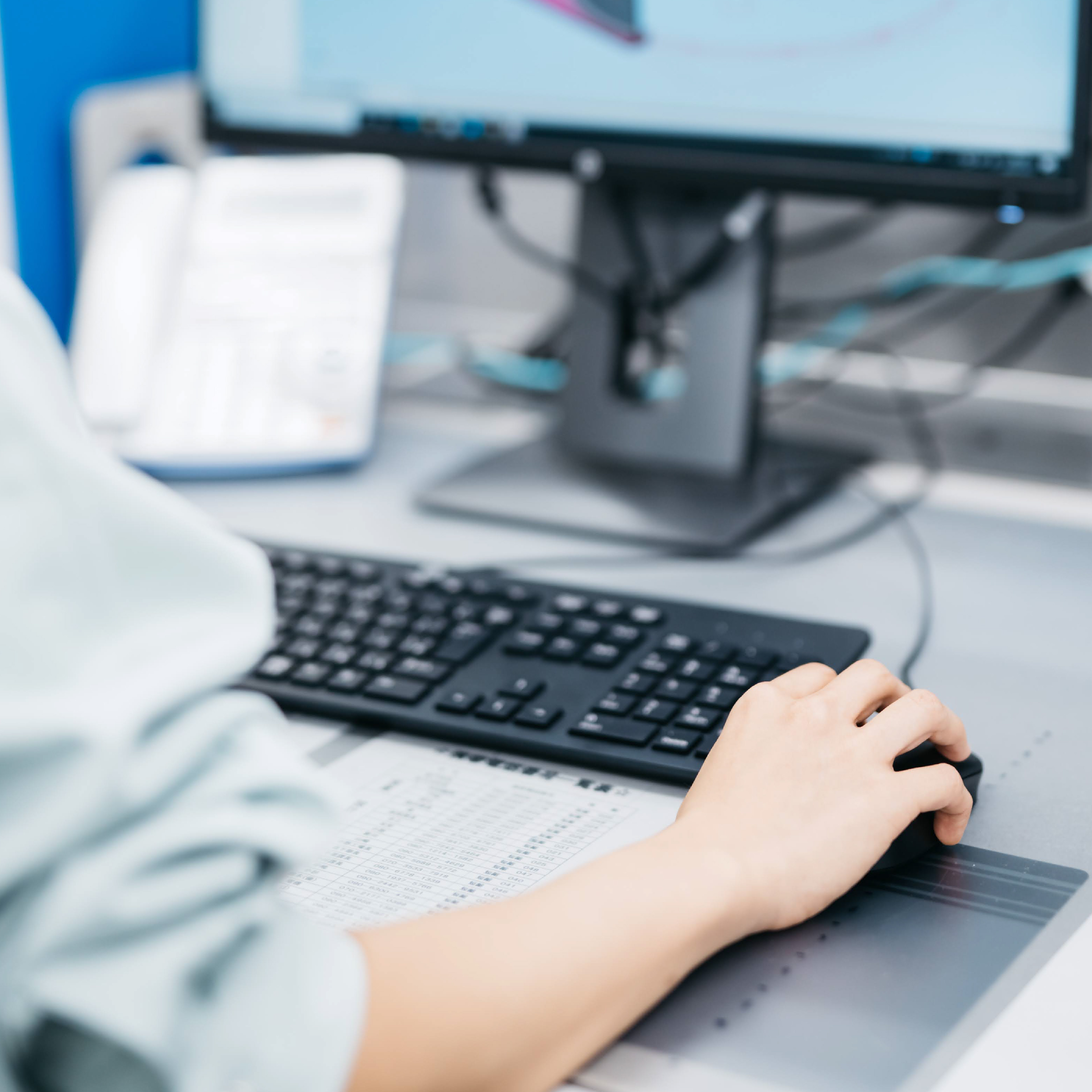 パソコン操作の写真